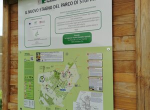 Cartello informativo sul nuovo stagno del Parco di Stupinigi con dettagli del progetto di riqualificazione Cartello informativo sul nuovo stagno del Parco di Stupinigi con dettagli del progetto di riqualificazione