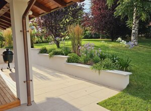 Giardini privati con fiori e piante mediterranee accanto a patio. Giardini privati con fiori e piante mediterranee accanto a patio.