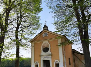 Cappella rurale immersa nel verde con alberi alti ai lati Cappella rurale immersa nel verde con alberi alti ai lati