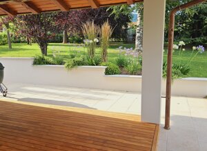 Giardino privato con veranda in legno e verde a sfioro Giardino privato con veranda in legno e verde a sfioro