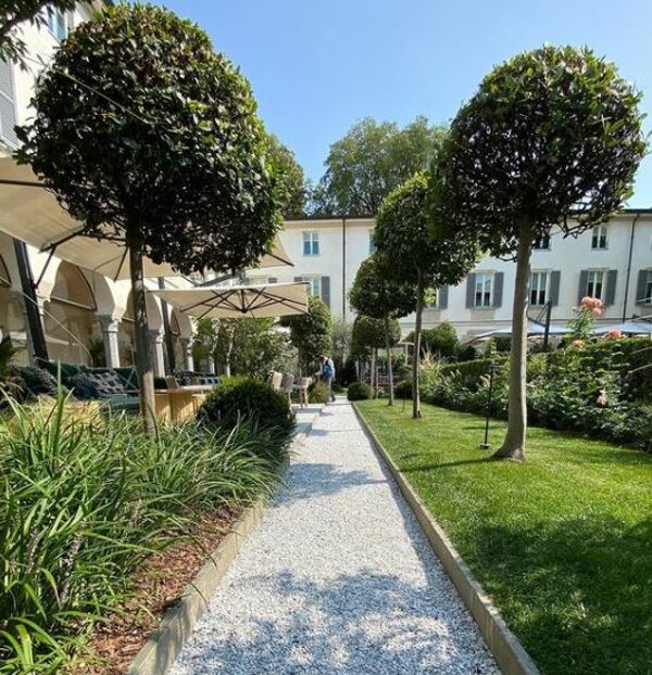 Giardino privato presso Four Season Hotel Milano con sentiero ghiaioso e verde curato