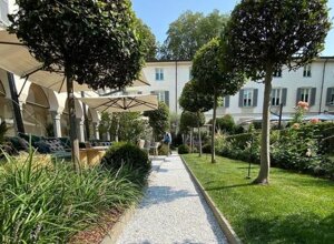 Giardino privato con viale alberato presso Four Seasons Hotel Milano