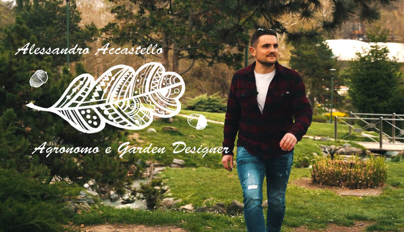 Uomo che cammina in un giardino con il testo 'Agronomo e Garden Designer' accanto a una foglia decorativa