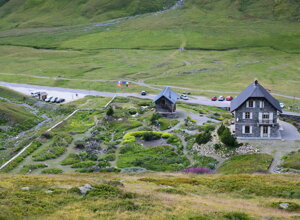 Vista panoramica del Giardino Alpino La Chanousia con edifici in pietra e paesaggio montano