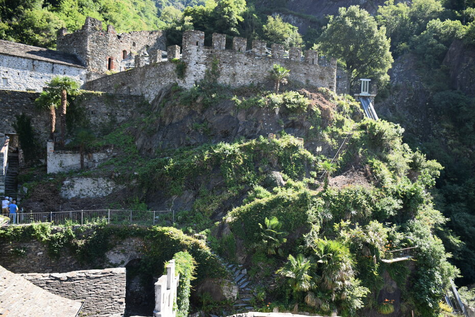 Veduta del castello avvolto nella vegetazione a Vogogna nel Parco Nazionale della ValGrande Veduta del castello avvolto nella vegetazione a Vogogna nel Parco Nazionale della ValGrande