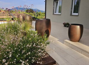 Giardino privato con verde a sfioro e fioriere moderne, progettazione flora mediterranea Giardino privato con verde a sfioro e fioriere moderne, progettazione flora mediterranea