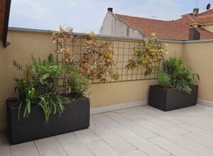 Terrazzo mediterraneo con piante e fioriere moderne Terrazzo mediterraneo con piante e fioriere moderne