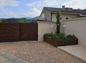 Cancello moderno in metallo con giardino privato e piante mediterranee Cancello moderno in metallo con giardino privato e piante mediterranee