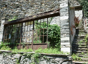 Antica struttura in pietra con vegetazione a Vogogna nel Parco Nazionale della ValGrande Antica struttura in pietra con vegetazione a Vogogna nel Parco Nazionale della ValGrande