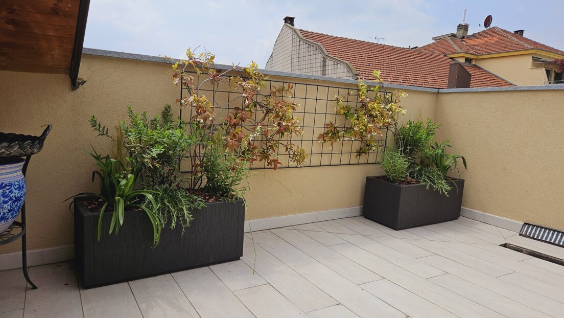 Terrazzo mediterraneo con fioriere e graticci per rampicanti Terrazzo mediterraneo con fioriere e graticci per rampicanti