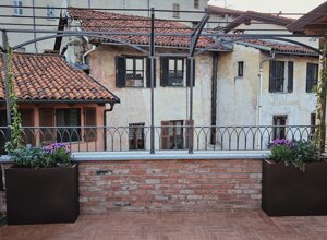 Terrazzo signorile con gelsomino rampicante e vasi di fiori a Pinerolo Terrazzo signorile con gelsomino rampicante e vasi di fiori a Pinerolo
