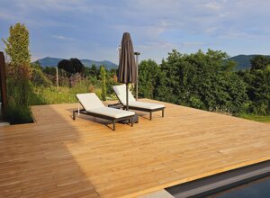 Terrazza con lettini prendisole e vista su giardino privato con flora mediterranea Terrazza con lettini prendisole e vista su giardino privato con flora mediterranea