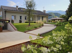 Giardino privato con vialetto e flora mediterranea Giardino privato con vialetto e flora mediterranea