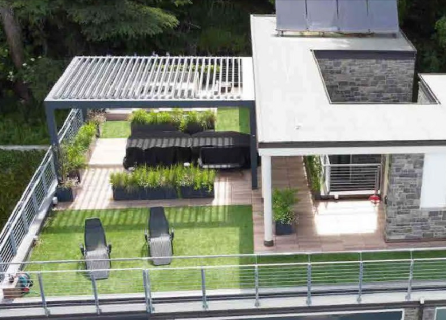 Terrazzo con smart garden progettato con area relax, piante e sedie a sdraio.
