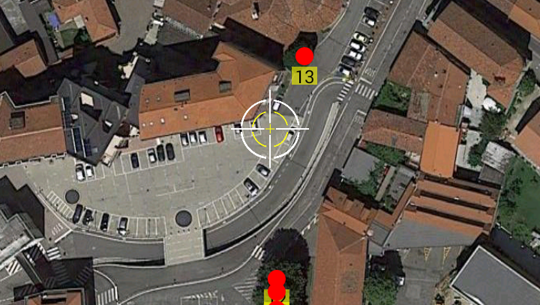 Mappa satellitare con punti numerati, edifici e parcheggi