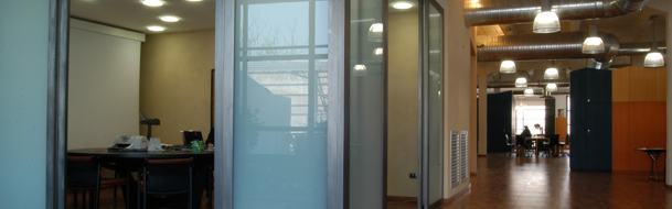 Bicubo Uffici Scania Milano Interno uffici Scania Finance Italy, sala riunioni e corpo servizi aggiunti all'edificio industriale.