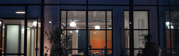 Bicubo Serra Uffici Scania Serra bioclimatica addossata all'edificio industriale. Milano, anno di realizzazione 2002.