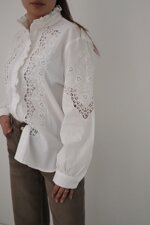 camicia-bianca-con-ricami