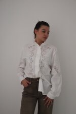 camicia-bianca-con-ricami