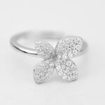 anello-boccadamo-in-argento-con-fiore-di-zirconi