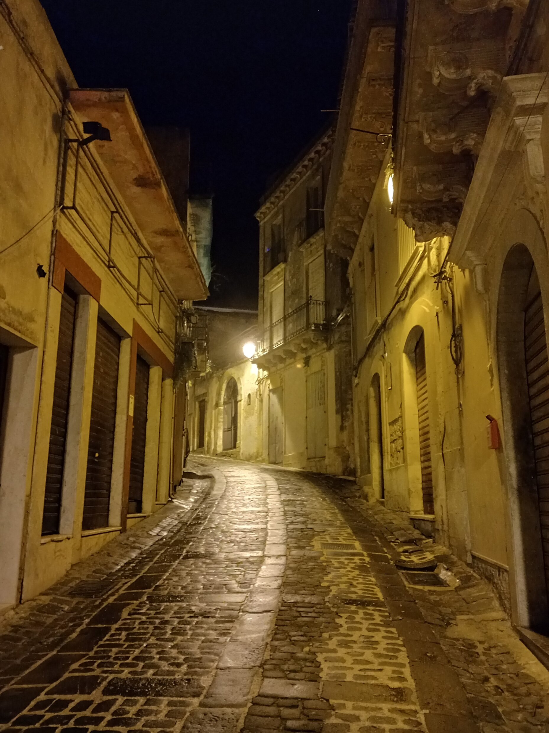 palazzolo_acreide,_vicoli_in_notturna.jpeg palazzolo_acreide,_vicoli_in_notturna.jpeg