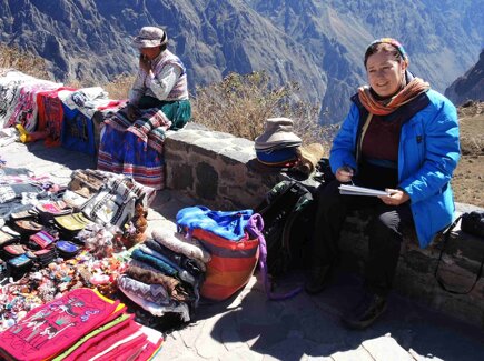 Sono seduta vicino ad una indigena delle Ande mentre disegno dal vero , a 4500 metri di altezza in montagna.