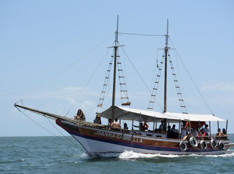Grande barca d'altura che porta i turisti in gita sull'oceano atlantico.