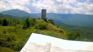 torre solitaria sulla montagna da disegnare