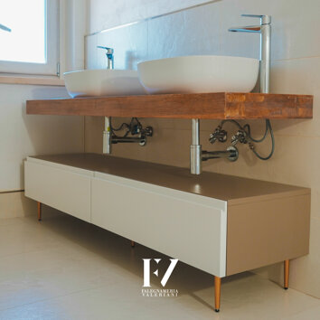 Bagno elegante con mobile moderno personalizzato