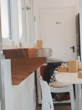 Arredo caffetteria con tavolo in legno massello