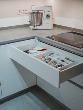 Zona preparazione con isola cucina moderna