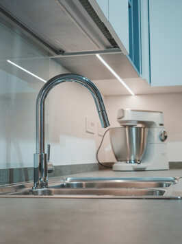 Cucina moderna con elettrodomestici integrati