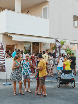 Festa in caffetteria arredata su misura