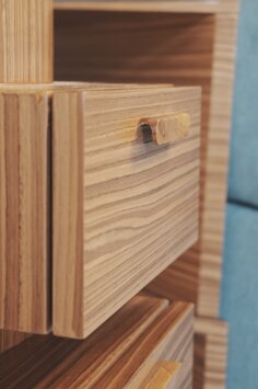 Particolari di design su arredo studio personalizzato