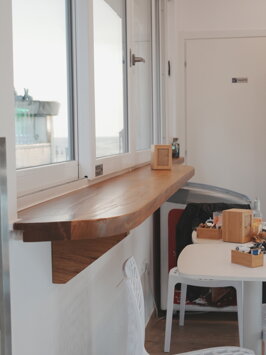 Finiture di pregio su tavolo in rovere massello