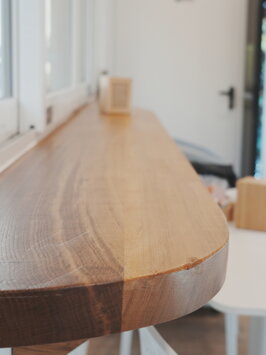 Tavolo in rovere naturale per caffetteria moderna