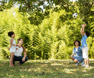 Familie spielt mit Ball