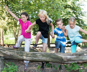 Kinder spielen draußen
