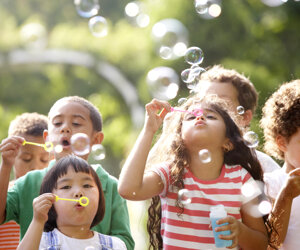 Kinder Blowing Bubbles