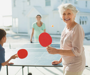 Familie spielt Tischtennis