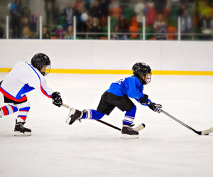 Kinder spielen Eishockey