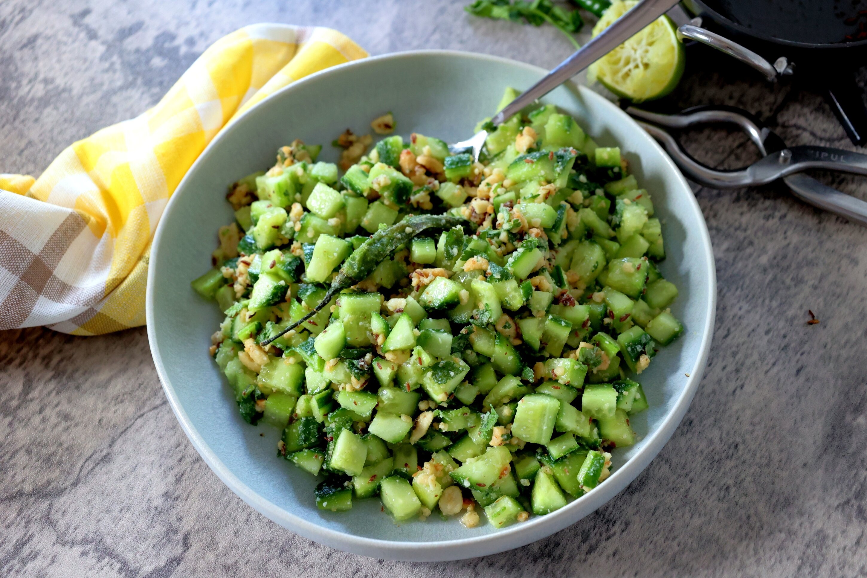 Kakdi Koshimbir - Indischer Gurkensalat mit Biss