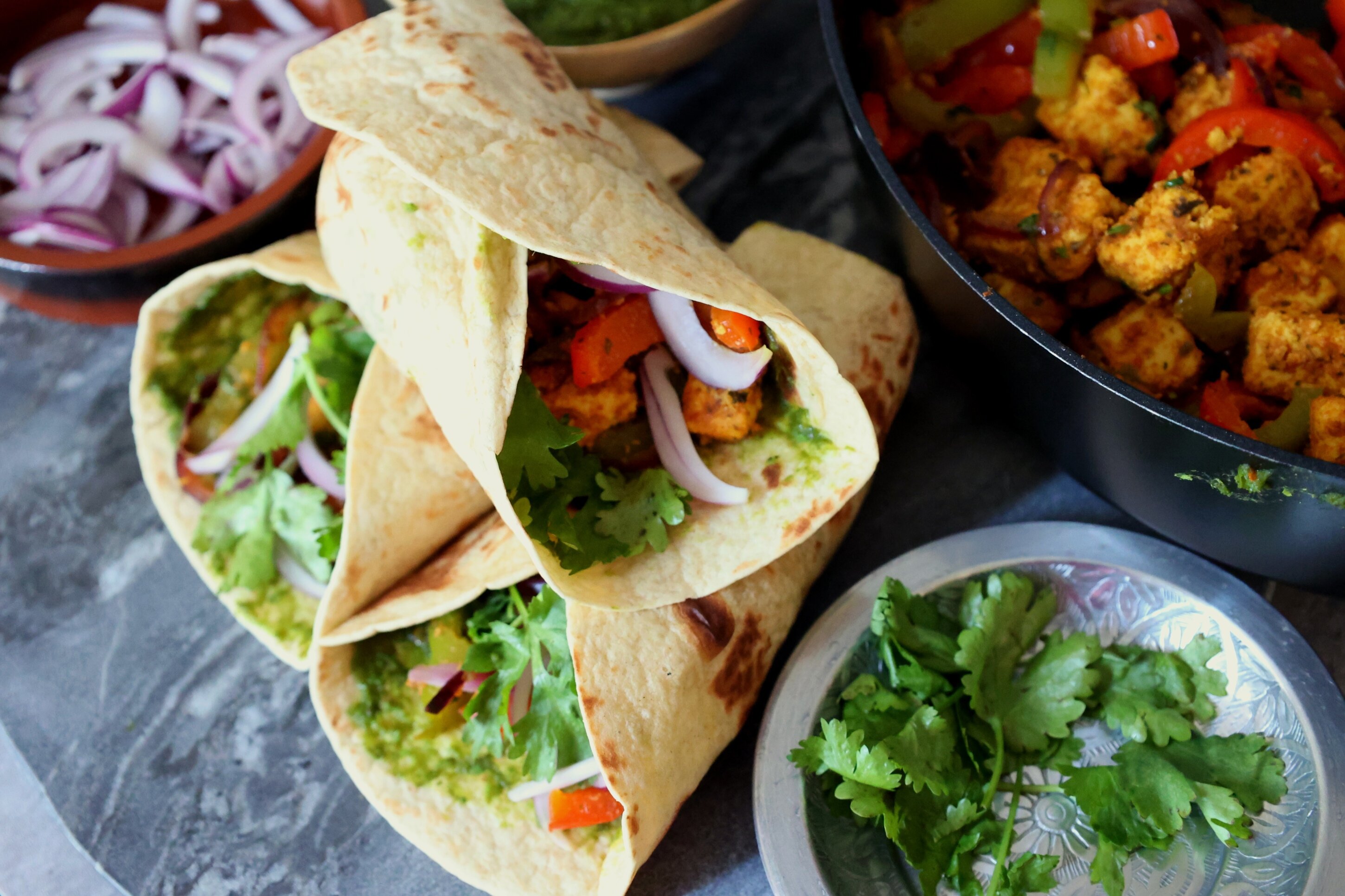 Einfache Paneer Kathi Rolls - Fladenbrot, gef&uuml;llt mit w&uuml;rzigem Paneer und gemischtem Gem&uuml;se