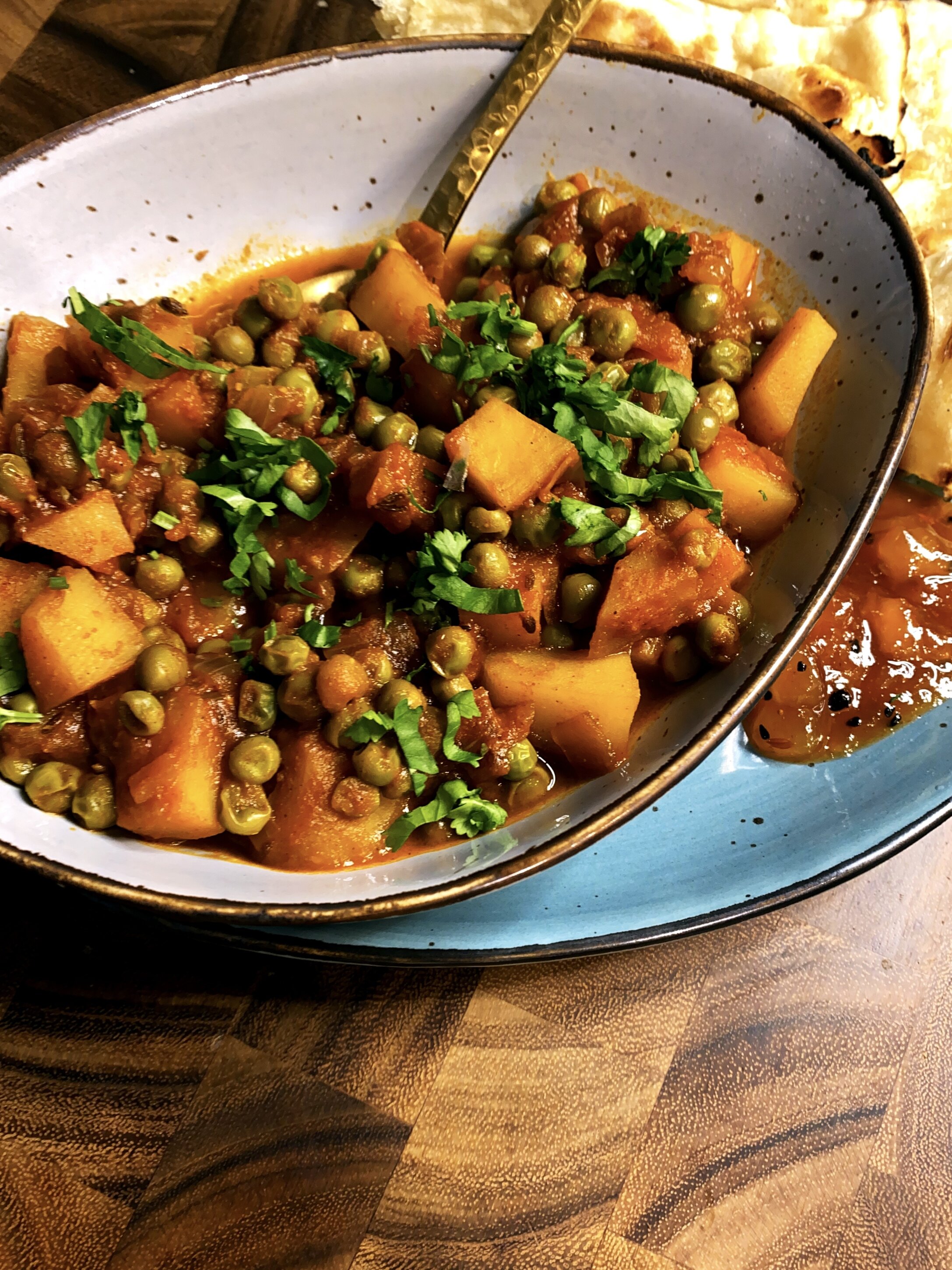Aloo Matar - Kartoffeln und Erbsen in Zwiebel-Tomaten-So&szlig;e