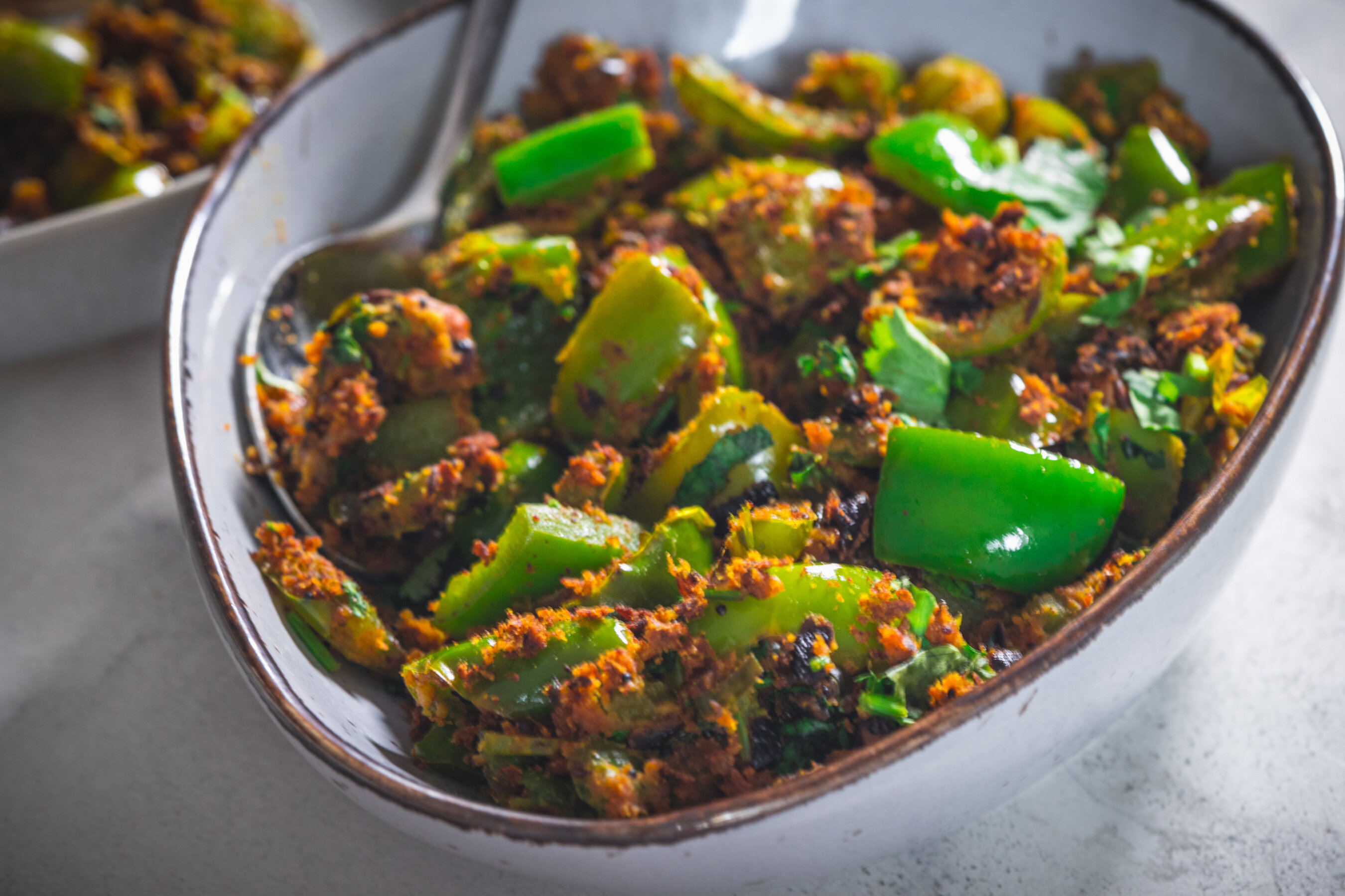 Shimla Mirch Besan Sabzi - Paprika-Kichererbsenmehl-Pfanne