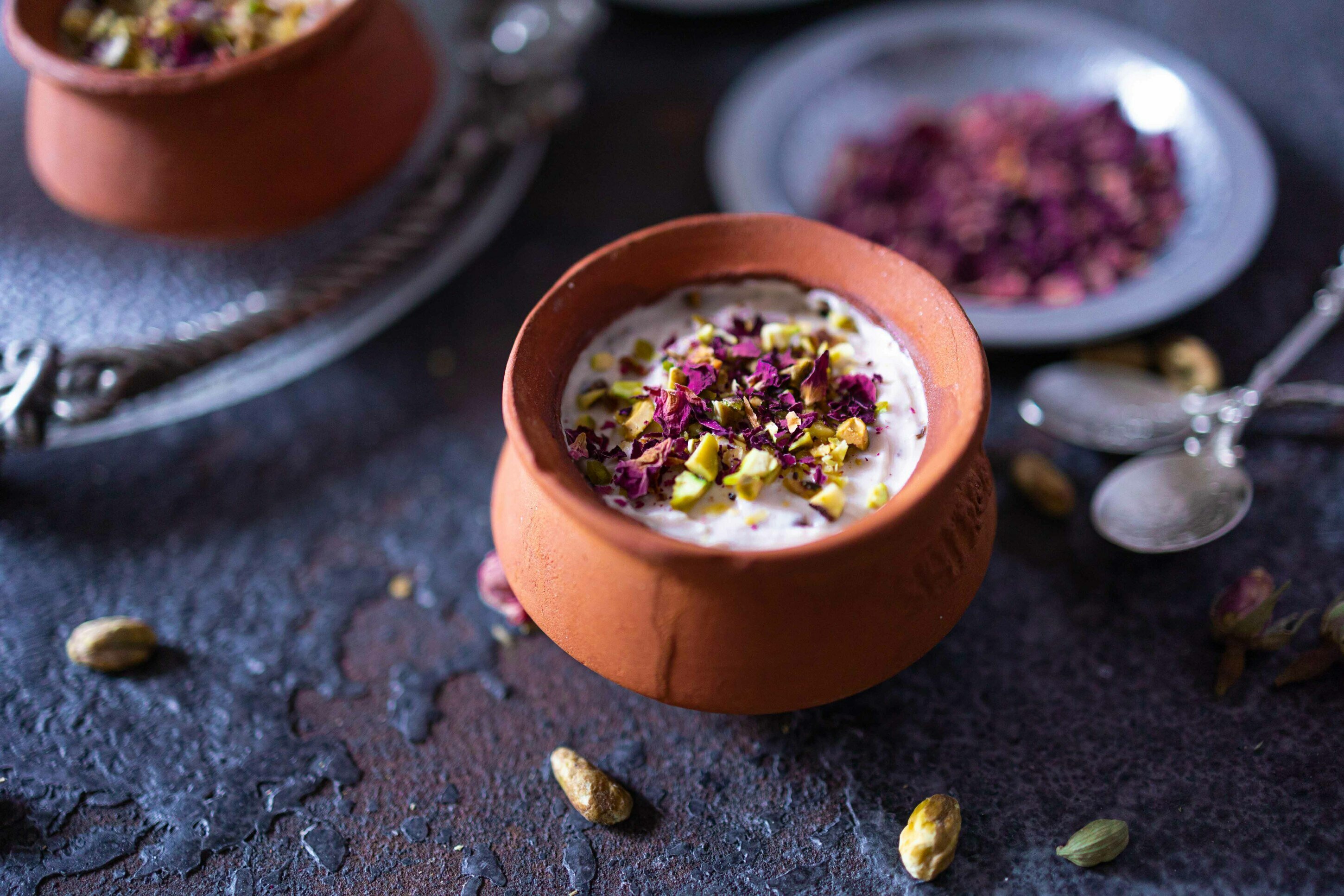 Gulkand Shrikhand - Joghurt Dessert mit Rosenkompott und Pistazien