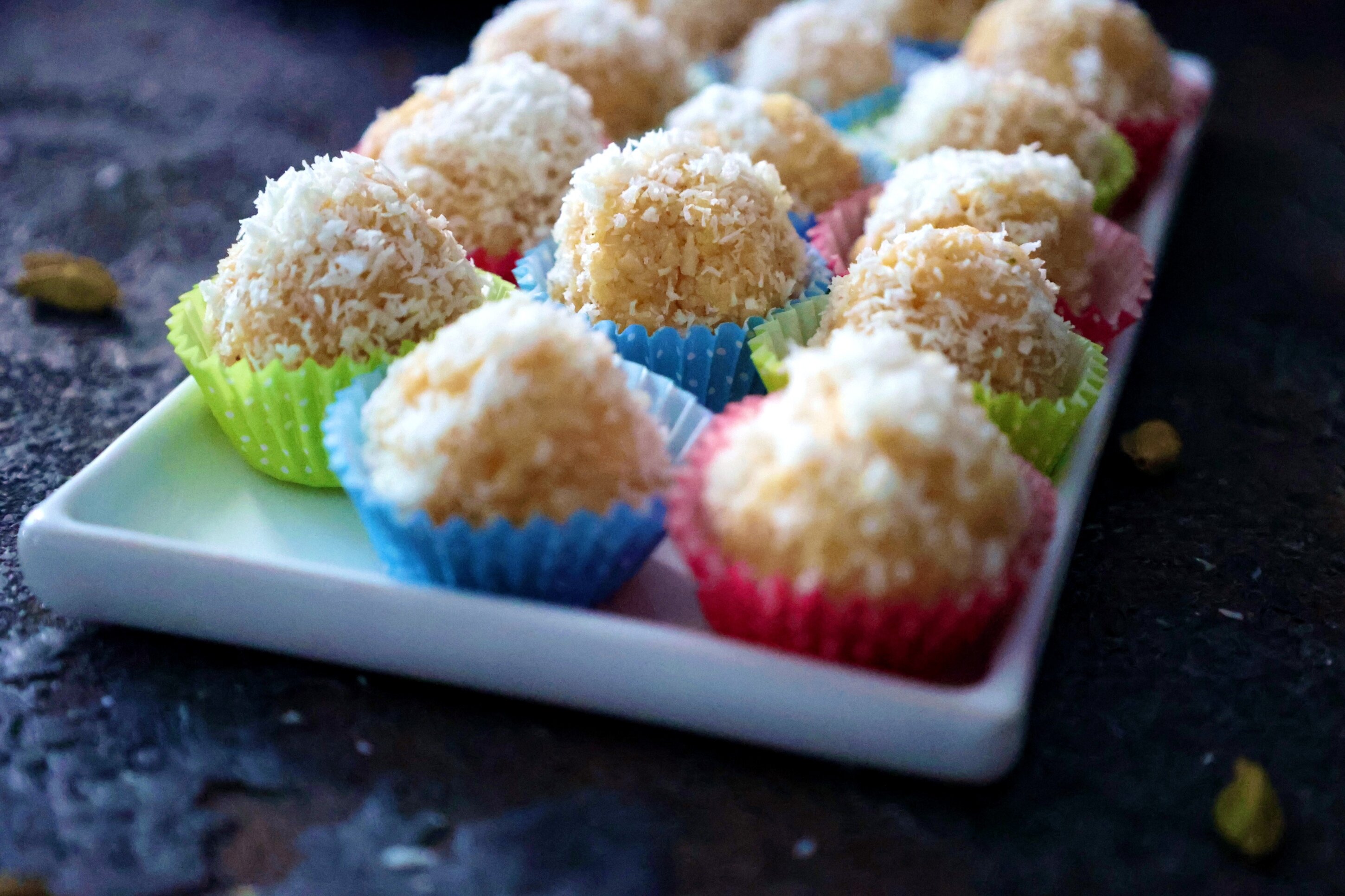 Nariyal Ladoo - Kokosnuss Praline nach indischer Art