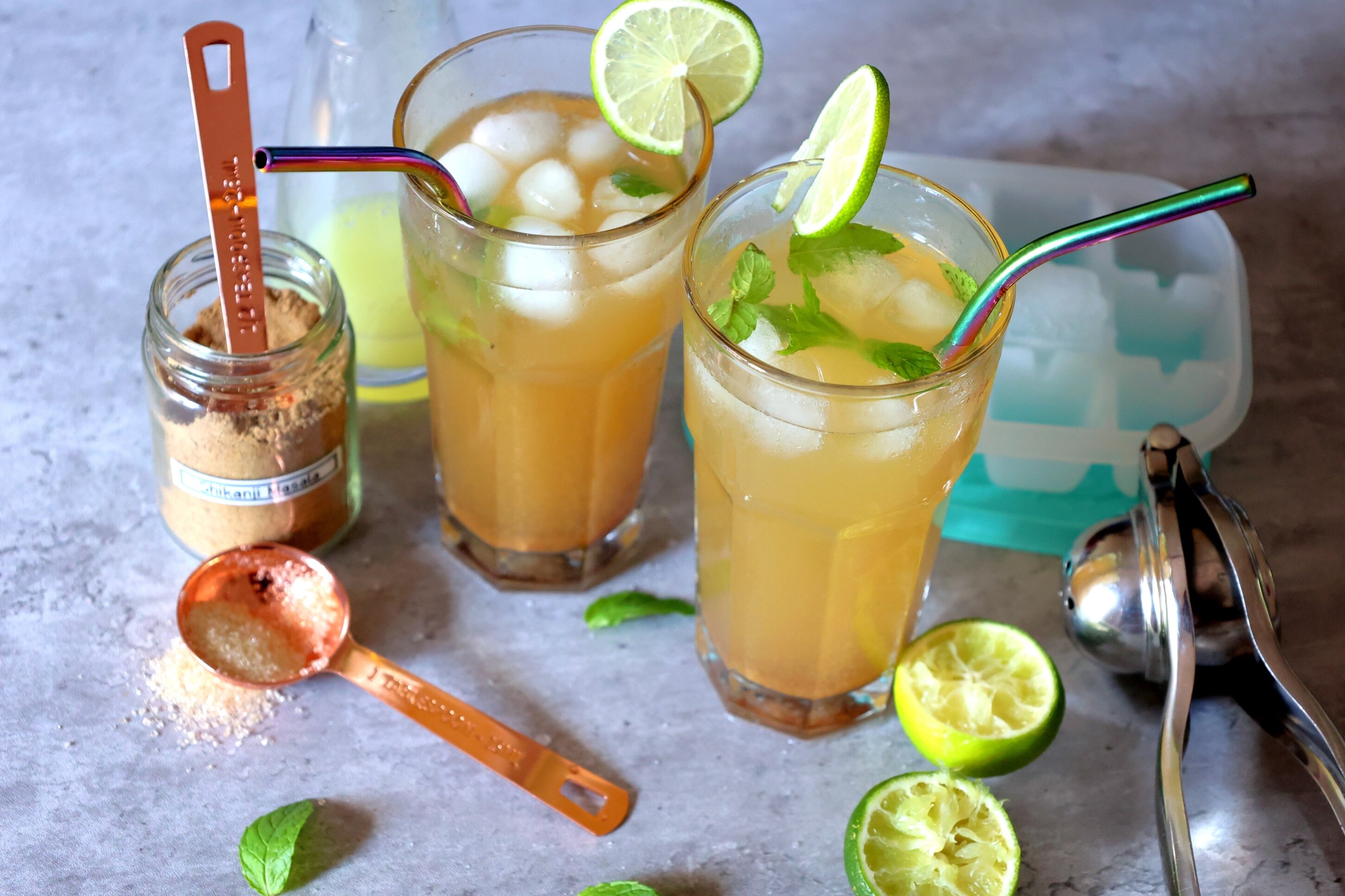 Nimbu Shikanji - gewürzte indische Limonade Nimbu Shikanji - gewürzte indische Limonade