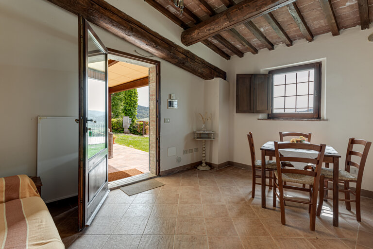 Comfortable twin-beds room with private bathroom for large group accommodation in Volterra