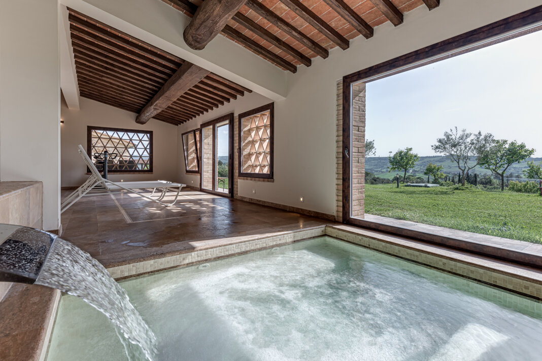 Relaxation room with SPA and peaceful view, dedicated to wellness retreats in Tuscany